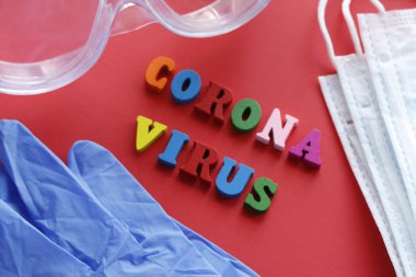 Yazılı CORONAVIRUS. Koronavirüsün karantina önlemi. 21. yüzyılın salgını. Salgını önleme. Evden ayrılmayın. Kırmızı arkaplan.