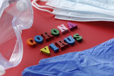 Yazılı CORONAVIRUS. Koronavirüsün karantina önlemi. 21. yüzyılın salgını. Salgını önleme. Evden ayrılmayın. Kırmızı arkaplan.