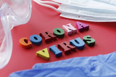 Yazılı CORONAVIRUS. Koronavirüsün karantina önlemi. 21. yüzyılın salgını. Salgını önleme. Evden ayrılmayın. Kırmızı arkaplan.