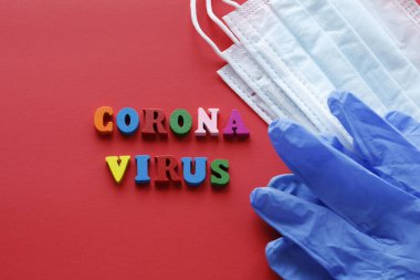 Yazılı CORONAVIRUS. Koronavirüsün karantina önlemi. 21. yüzyılın salgını. Salgını önleme. Evden ayrılmayın. Kırmızı arkaplan.