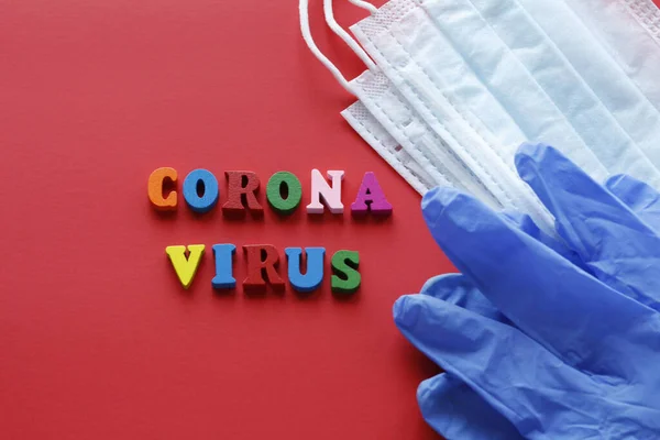 Yazılı CORONAVIRUS. Koronavirüsün karantina önlemi. 21. yüzyılın salgını. Salgını önleme. Evden ayrılmayın. Kırmızı arkaplan.