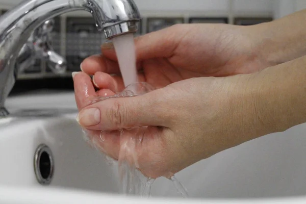 Händewaschen. Hände unter fließendem Wasser waschen. — Stockfoto