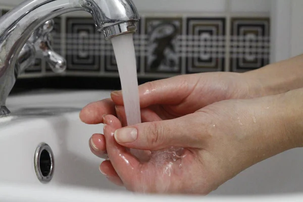 Händewaschen. Hände unter fließendem Wasser waschen. — Stockfoto