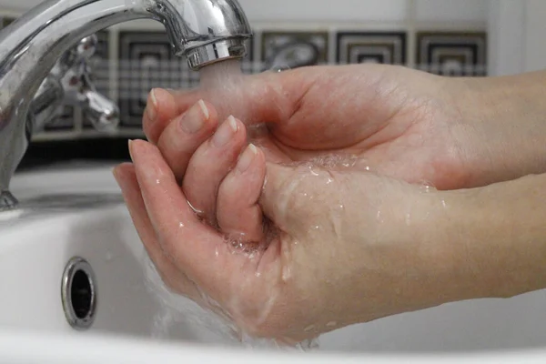 Kézmosás Mosson Kezet Folyó Víz Alatt Higiénia Vírusmegelőzés Női Kezek — Stock Fotó