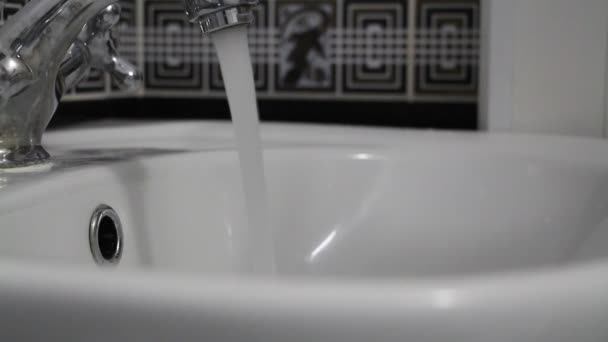 手洗いだ 水道水の下で手を洗う 衛生の概念とウイルスの予防 女性の手を閉じる バスルームで手を洗う Govd コロナウイルス コロナウイルス感染症 — ストック動画