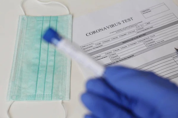 Laboratóriumi Vizsgálat Coronavirus Meghatározására Fogantatás Orvos Egy Kémcsövet Tart Elemzéshez — Stock Fotó