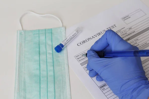 Laboratóriumi Vizsgálat Coronavirus Meghatározására Fogantatás Beteg Kitölti Beleegyező Nyilatkozatot Elemzéshez — Stock Fotó