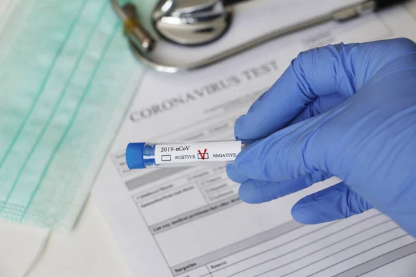 Fotografia Concettuale Test Coronavirus Nella Mano Una Provetta Con Campione — Foto Stock