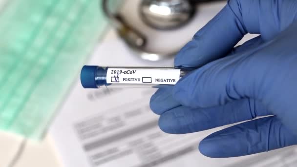 Fotografia Conceitual Teste Para Coronavírus Mão Está Tubo Ensaio Com — Vídeo de Stock
