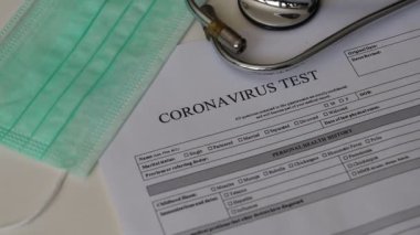 Coronavirus 'un belirlenmesi için laboratuvar testi. Kavram. Hasta analiz için onay formunu doldurur. Test tüpünde pozitif ve negatif olduğu yazıyor. Evet. Masada testleri yaptırmak için rıza var..