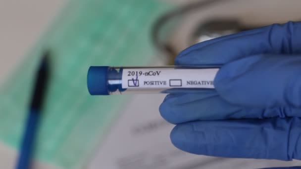 Konzeptfotografie Tests Auf Coronavirus Der Hand Liegt Ein Reagenzglas Mit — Stockvideo