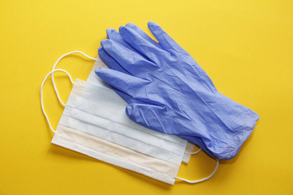 COVID-19. Коронавирус. Коронавирусная инфекция. Несколько одноразовых медицинских масок и пара латексных перчаток. Медицинский набор необходимых одноразовых предметов. Медицинская защита лица и рук
.