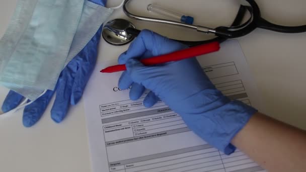 Médico Escreve Sars Sov Conceito Realizar Teste Para Coronavírus Questionário — Vídeo de Stock