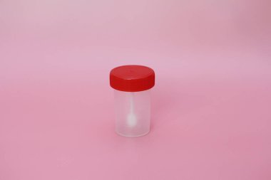 Pembe arka planda analiz için kavanozlar. Dışkı ve idrar için konteynırlar. Konteynırlar boş. Tıbbi laboratuvarda testleri geçme kavramı.