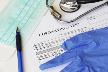 Coronavirus 'un belirlenmesi için laboratuvar testi. Kavram. Analiz için anket. Teste rıza göster. Masanın üzerinde testler için rıza yatıyor. Coronavirus laboratuvar testi.