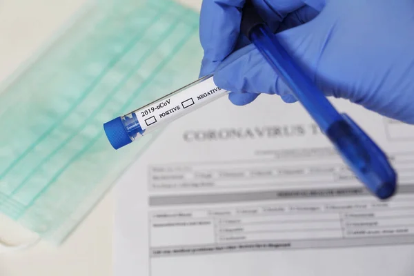 Test Laboratorio Determinazione Del Coronavirus Concetto Paziente Compila Modulo Consenso — Foto Stock