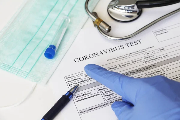 Prueba Laboratorio Para Determinación Del Coronavirus Concepto Paciente Rellena Formulario — Foto de Stock