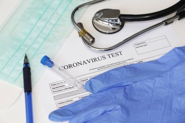 Coronavirus 'un belirlenmesi için laboratuvar testi. Kavram. Analiz için anket. Teste rıza göster. Masanın üzerinde testler için rıza yatıyor. Coronavirus laboratuvar testi.