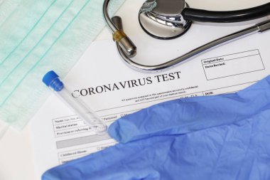 Coronavirus 'un belirlenmesi için laboratuvar testi. Kavram. Analiz için anket. Teste rıza göster. Masanın üzerinde testler için rıza yatıyor. Coronavirus laboratuvar testi.