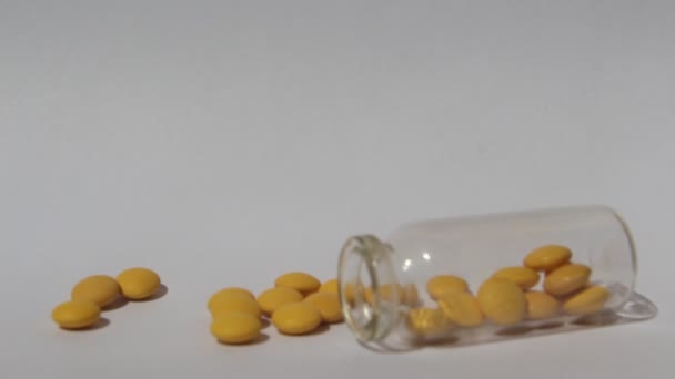 Κίτρινα Χάπια Βγαίνουν Από Ένα Γυάλινο Μπουκάλι Έννοια Της Ιατρικής — Αρχείο Βίντεο