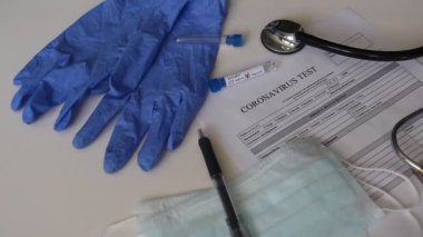 Videoda bir tıp doktorunun masası var. Masada Coronavirus analizi için bir test var. Negatif koronavirüs testi. İnsanları tıbbi test etme kavramı. 