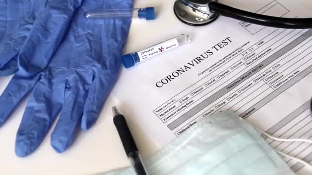 비디오에는 의사의 테이블이 있습니다 수술대 위에는 코로나 바이러스의 분석을 시험이 — 비디오