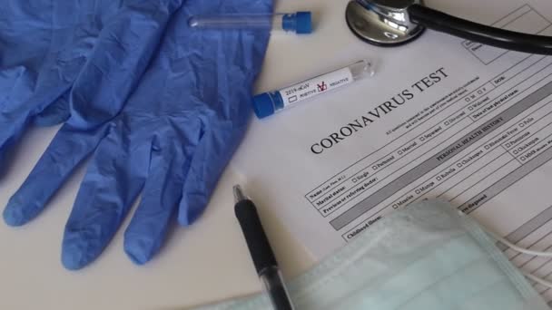 Videoda Bir Tıp Doktorunun Masası Var Masada Coronavirus Analizi Için — Stok video