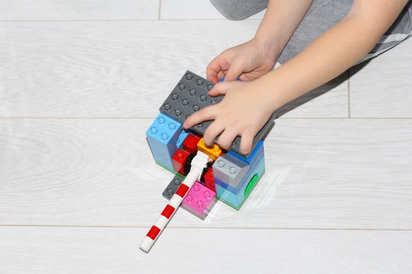 小男孩在和建筑商玩 儿童游戏与构造函数 发展和建设的概念 — 图库照片