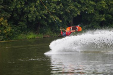 Su kayağı ekstrem bir spordur. Spor ve eğlence sektörü. Wakeboard elektrik çekişi. Kablolu wakeboard. Sporcu halatı tutar ve çeşitli numaralar yapar..