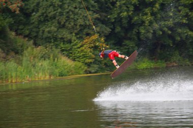 Su kayağı ekstrem bir spordur. Spor ve eğlence sektörü. Wakeboard elektrik çekişi. Kablolu wakeboard. Sporcu halatı tutar ve çeşitli numaralar yapar..