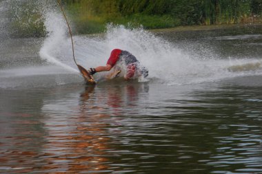 Su kayağı ekstrem bir spordur. Spor ve eğlence sektörü. Wakeboard elektrik çekişi. Kablolu wakeboard. Sporcu halatı tutar ve çeşitli numaralar yapar..