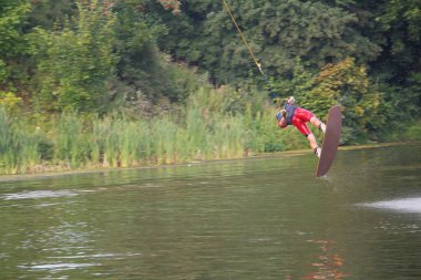 Su kayağı ekstrem bir spordur. Spor ve eğlence sektörü. Wakeboard elektrik çekişi. Kablolu wakeboard. Sporcu halatı tutar ve çeşitli numaralar yapar..