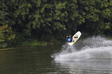 Su kayağı ekstrem bir spordur. Spor ve eğlence sektörü. Wakeboard elektrik çekişi. Kablolu wakeboard. Sporcu halatı tutar ve çeşitli numaralar yapar..