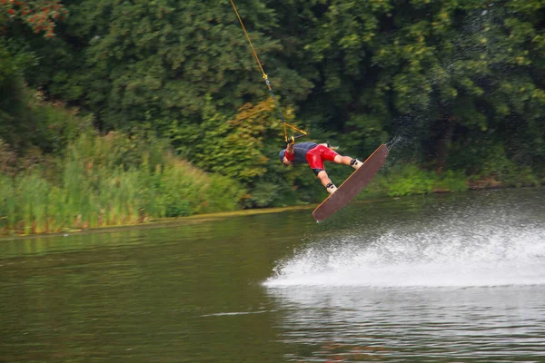 Su kayağı ekstrem bir spordur. Spor ve eğlence sektörü. Wakeboard elektrik çekişi. Kablolu wakeboard. Sporcu halatı tutar ve çeşitli numaralar yapar..