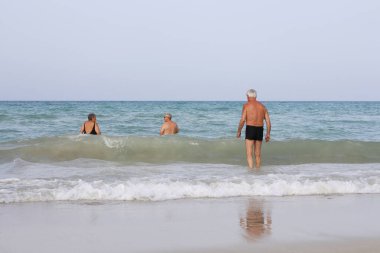 Yaşlı insanlar denize giriyorlar. Kumsaldaki yaşlı adamlar. Mutlu emeklilik. Yaşlıların geri kalanı sahilde. Seyahat eden yaşlılar.