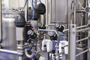 Moskova, RF, 02.20.2020: bir mandıra fabrikasının parçası. Süt fabrikası. Paketlenmiş ürünlerin teslim edildiği kaset. Süt endüstrisinin taşıyıcısı. Fabrika üretimi, endüstri.