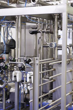 Moskova, RF, 02.20.2020: bir mandıra fabrikasının parçası. Süt fabrikası. Paketlenmiş ürünlerin teslim edildiği kaset. Süt endüstrisinin taşıyıcısı. Fabrika üretimi, endüstri.