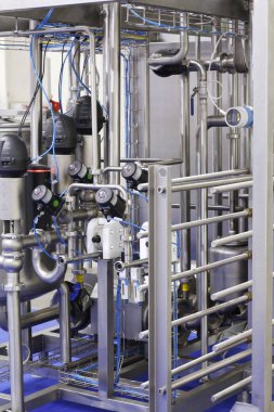 Moskova, RF, 02.20.2020: bir mandıra fabrikasının parçası. Süt fabrikası. Paketlenmiş ürünlerin teslim edildiği kaset. Süt endüstrisinin taşıyıcısı. Fabrika üretimi, endüstri.