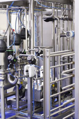 Moskova, RF, 02.20.2020: bir mandıra fabrikasının parçası. Süt fabrikası. Paketlenmiş ürünlerin teslim edildiği kaset. Süt endüstrisinin taşıyıcısı. Fabrika üretimi, endüstri.