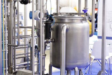 Moskova, RF, 02.20.2020: bir mandıra fabrikasının parçası. Süt fabrikası. Paketlenmiş ürünlerin teslim edildiği kaset. Süt endüstrisinin taşıyıcısı. Fabrika üretimi, endüstri.