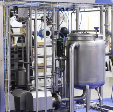 Moskova, RF, 02.20.2020: bir mandıra fabrikasının parçası. Süt fabrikası. Paketlenmiş ürünlerin teslim edildiği kaset. Süt endüstrisinin taşıyıcısı. Fabrika üretimi, endüstri.