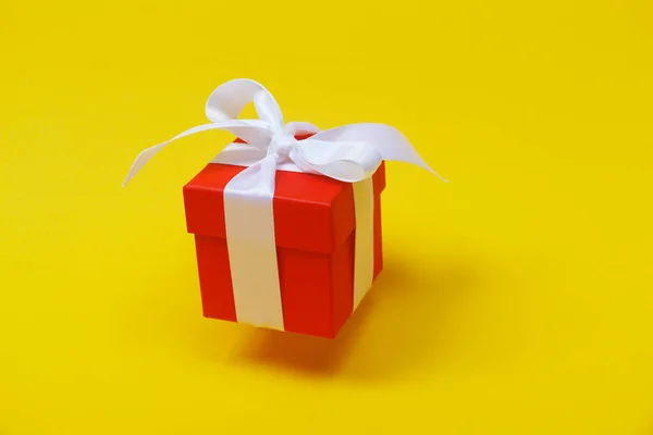 Κόκκινο Κουτί Δώρου Λευκό Φιόγκο Κίτρινο Φόντο Κουτί Είναι Κλειστό — Φωτογραφία Αρχείου