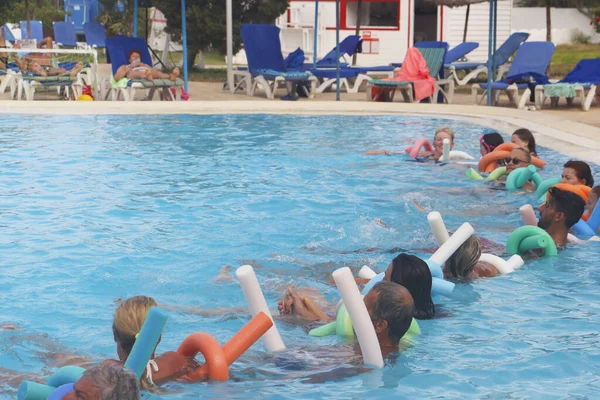 Tunesië 2019 Verschillende Mensen Doen Aerobics Het Zwembad Vakantiegangers Vakantie — Stockfoto