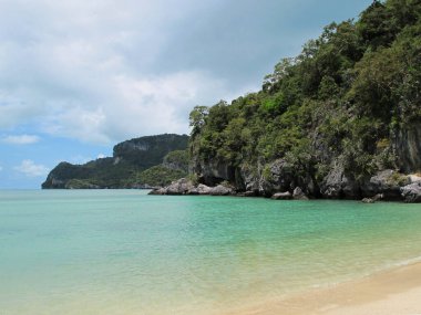 Terk edilmiş kumsal. İnsansız cennet kumsalı. Tayland. Turistler ve yerel halk olmadan. Güzel kumsallarda kimse yok..