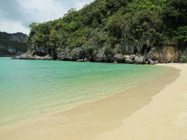 Terk edilmiş kumsal. İnsansız cennet kumsalı. Tayland. Turistler ve yerel halk olmadan. Güzel kumsallarda kimse yok..