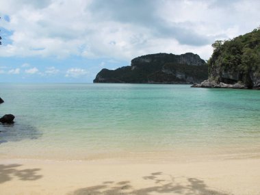 Terk edilmiş kumsal. İnsansız cennet kumsalı. Tayland. Turistler ve yerel halk olmadan. Güzel kumsallarda kimse yok..