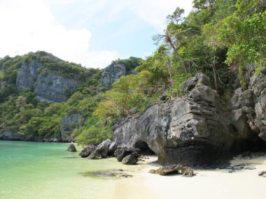 Terk edilmiş kumsal. İnsansız cennet kumsalı. Tayland. Turistler ve yerel halk olmadan. Güzel kumsallarda kimse yok..