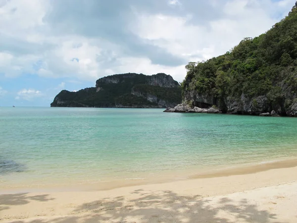 Terk edilmiş kumsal. İnsansız cennet kumsalı. Tayland. Turistler ve yerel halk olmadan. Güzel kumsallarda kimse yok..
