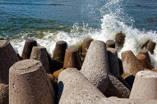 The sea waves are beating against concrete breakwaters — Stock Photo, Image