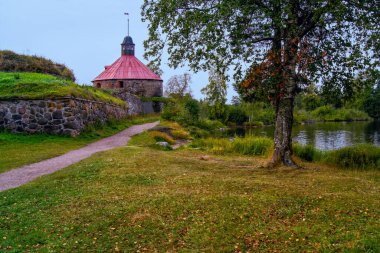 Rusya 'nın Priozersk kasabasındaki taş kale Corela' nın Yuvarlak Kulesi